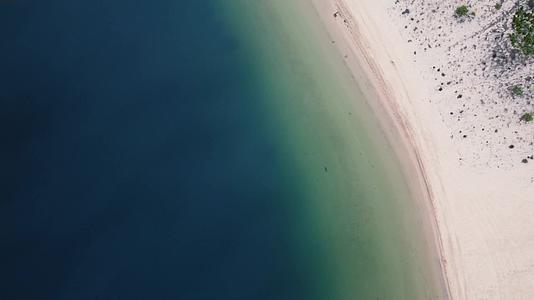 海岸线清澈海水美丽沙滩航拍视频的预览图