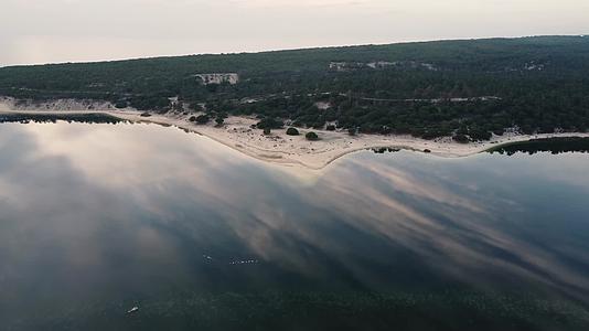 海岸线清澈海水美丽沙滩航拍视频的预览图