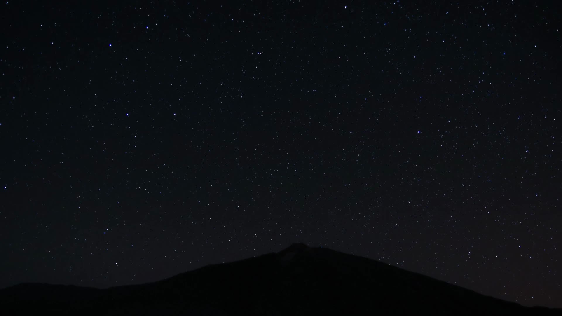 夜晚星空山脉银河延时视频的预览图