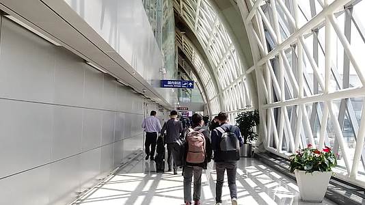 虹桥机场出发人群视频的预览图