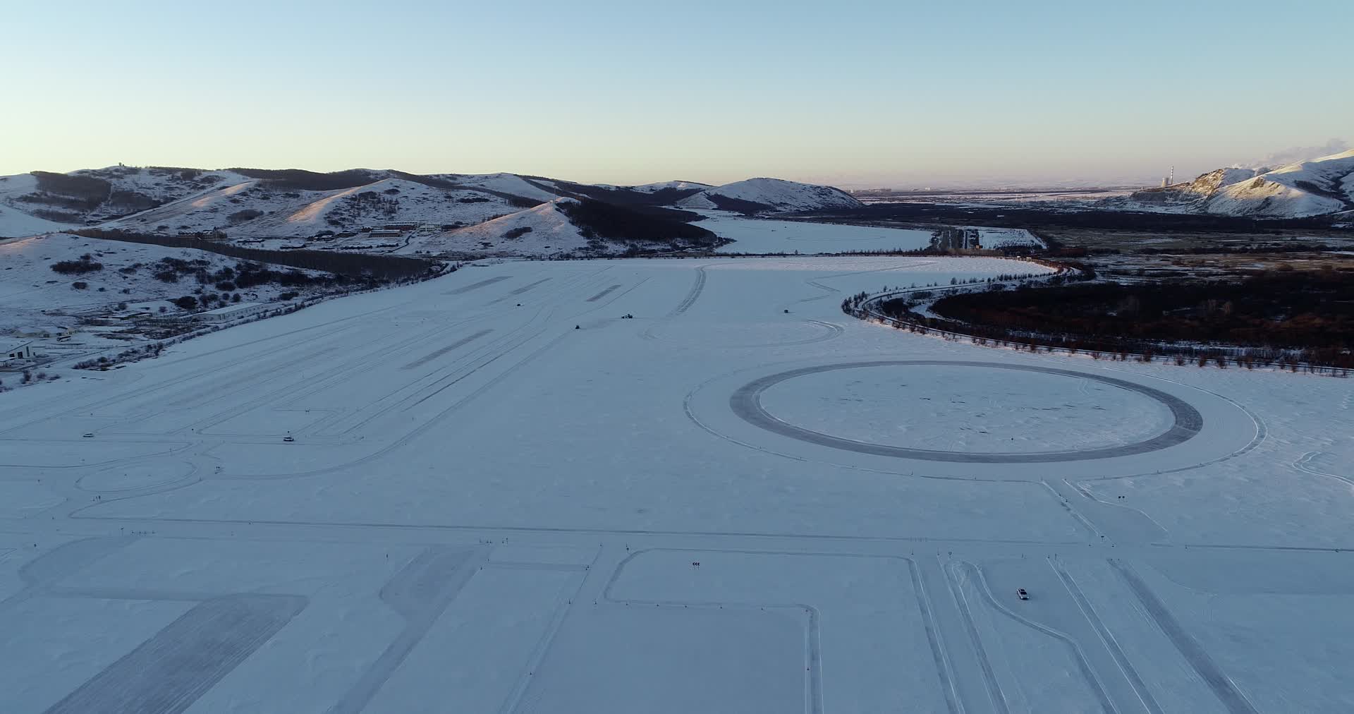 航拍冬季汽车性能测试场视频的预览图
