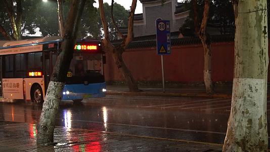 4K暴雨天气城市穿梭的公交车街景意境实拍视频的预览图