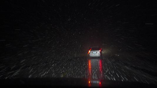 风雪交加夜赶路视频的预览图