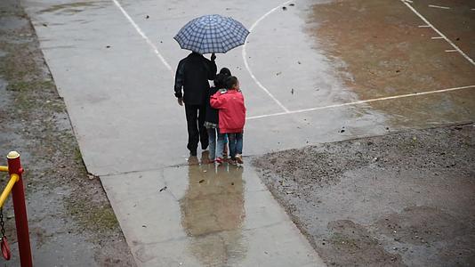 雨天老师打伞带学生视频的预览图