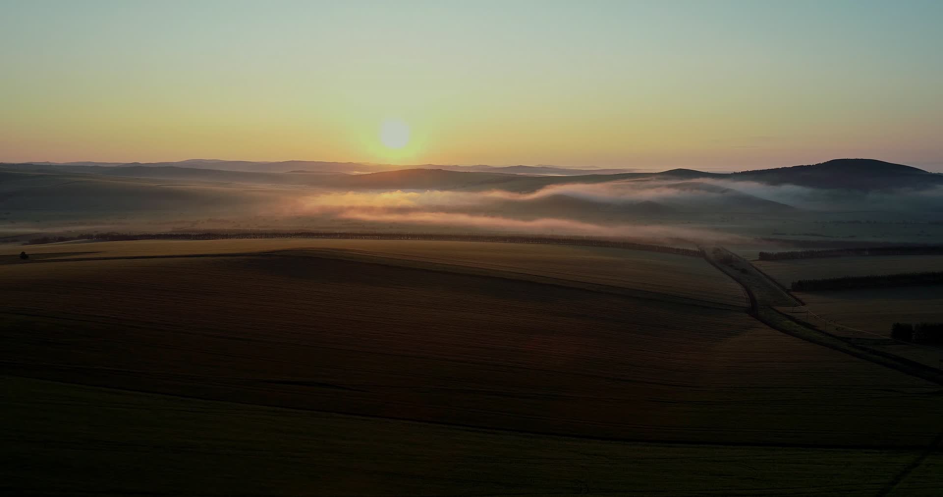 航拍中国内蒙古晨雾下的大面积农田视频的预览图
