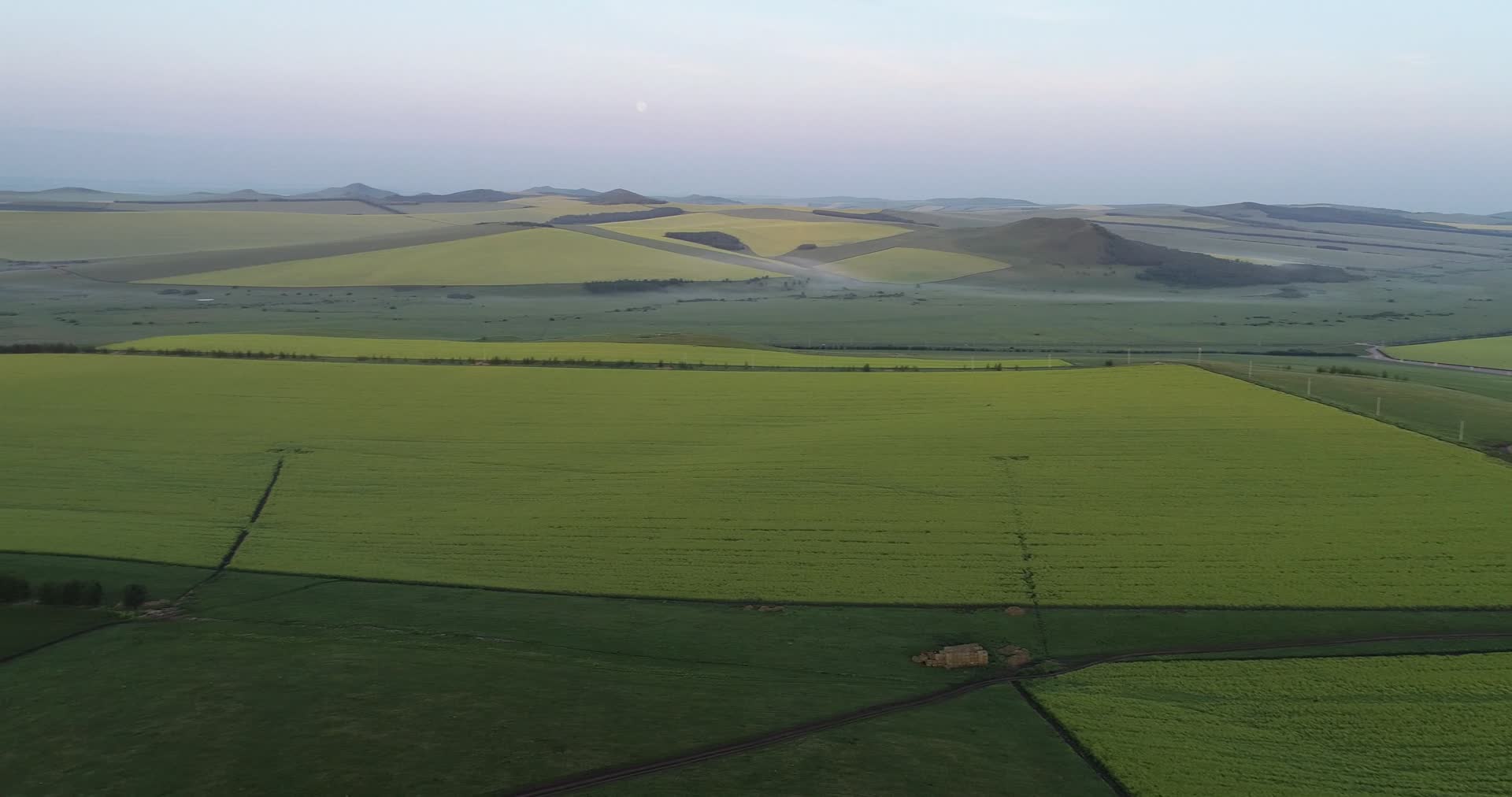 航拍内蒙古垦区万亩良田呈现日月同辉景象视频的预览图