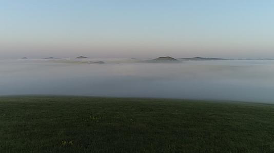 航拍内蒙古垦区晨雾下的万亩良田视频的预览图