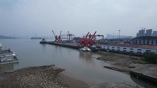 4K广州南沙港航拍视频视频的预览图