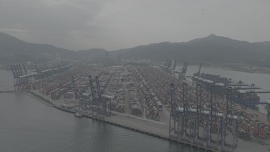 LOG格式盐田港航拍集装箱与货轮视频的预览图