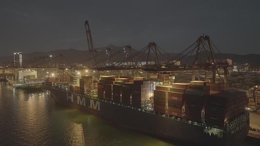 LOG格式盐田港航拍集装箱与货轮视频的预览图