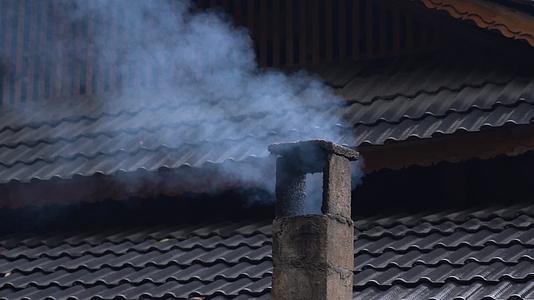 4K升格农村柴火灶烟囱冒烟空镜视频视频的预览图