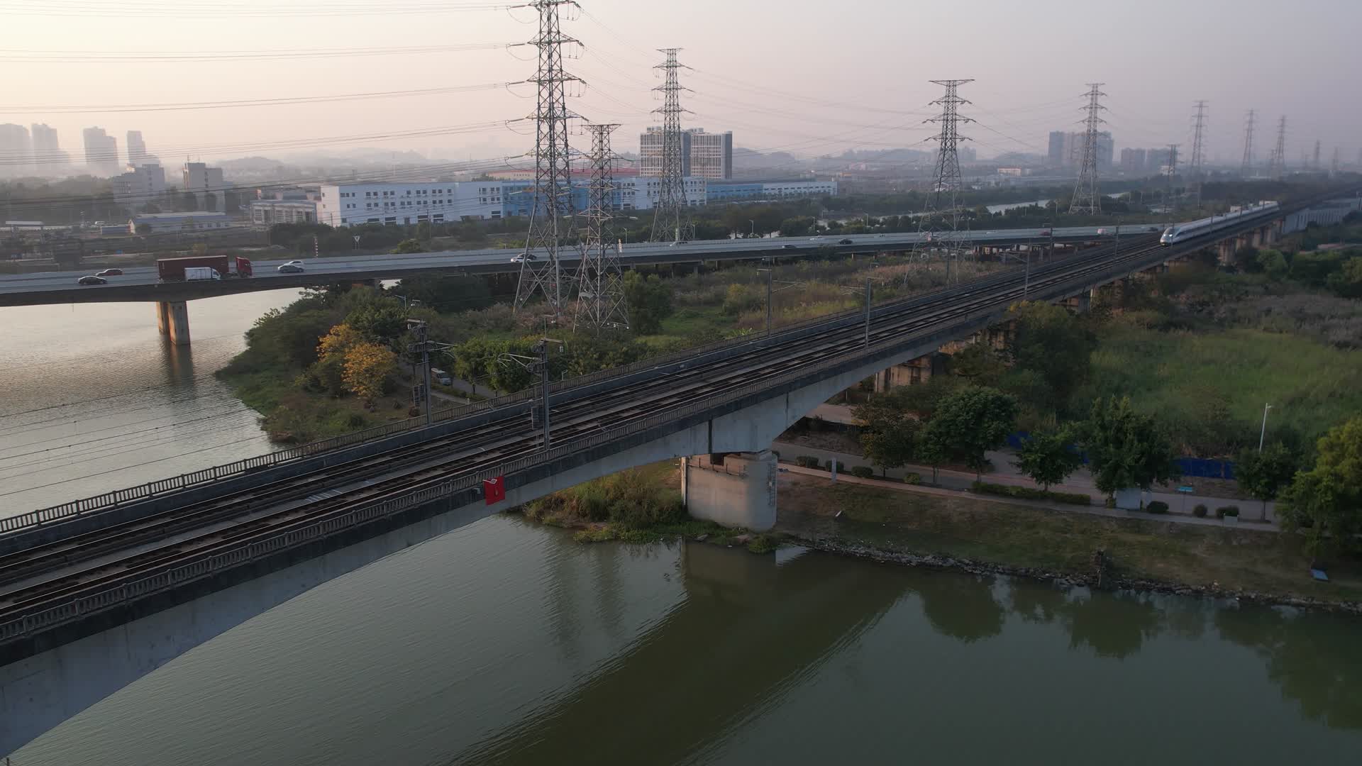 4K铁路高铁动车航拍视频视频的预览图