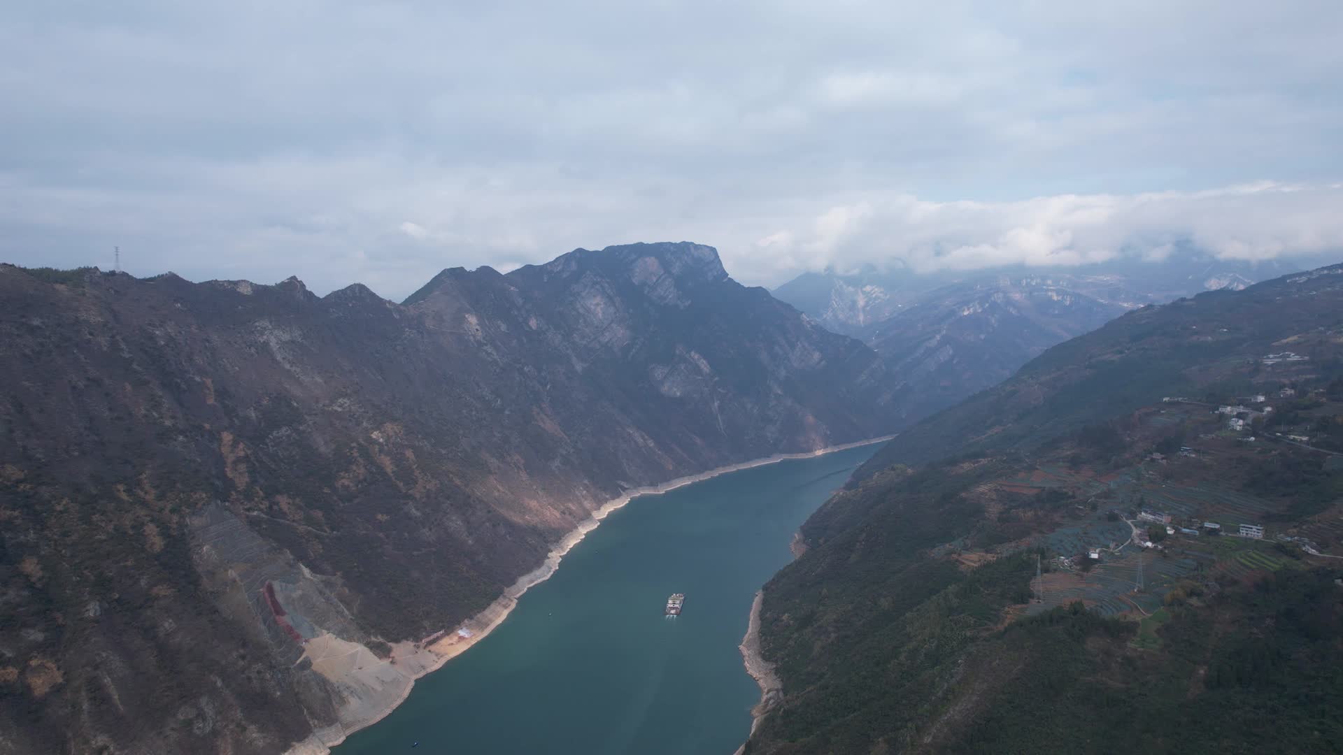 4K巫山巫峡航拍视频视频的预览图