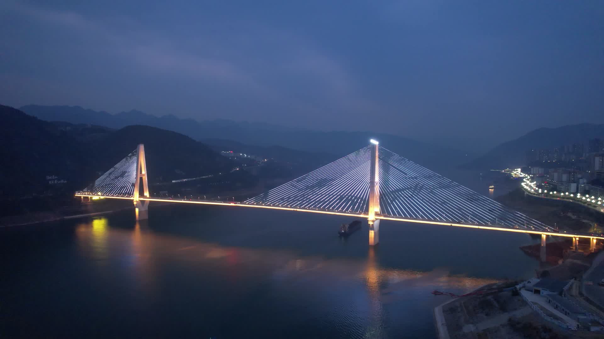 4K重庆奉节夔门大桥夜景航拍视频视频的预览图