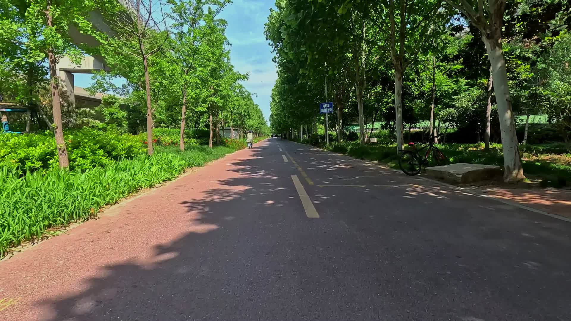 城市风光绿茵小道4K高清实拍视频的预览图