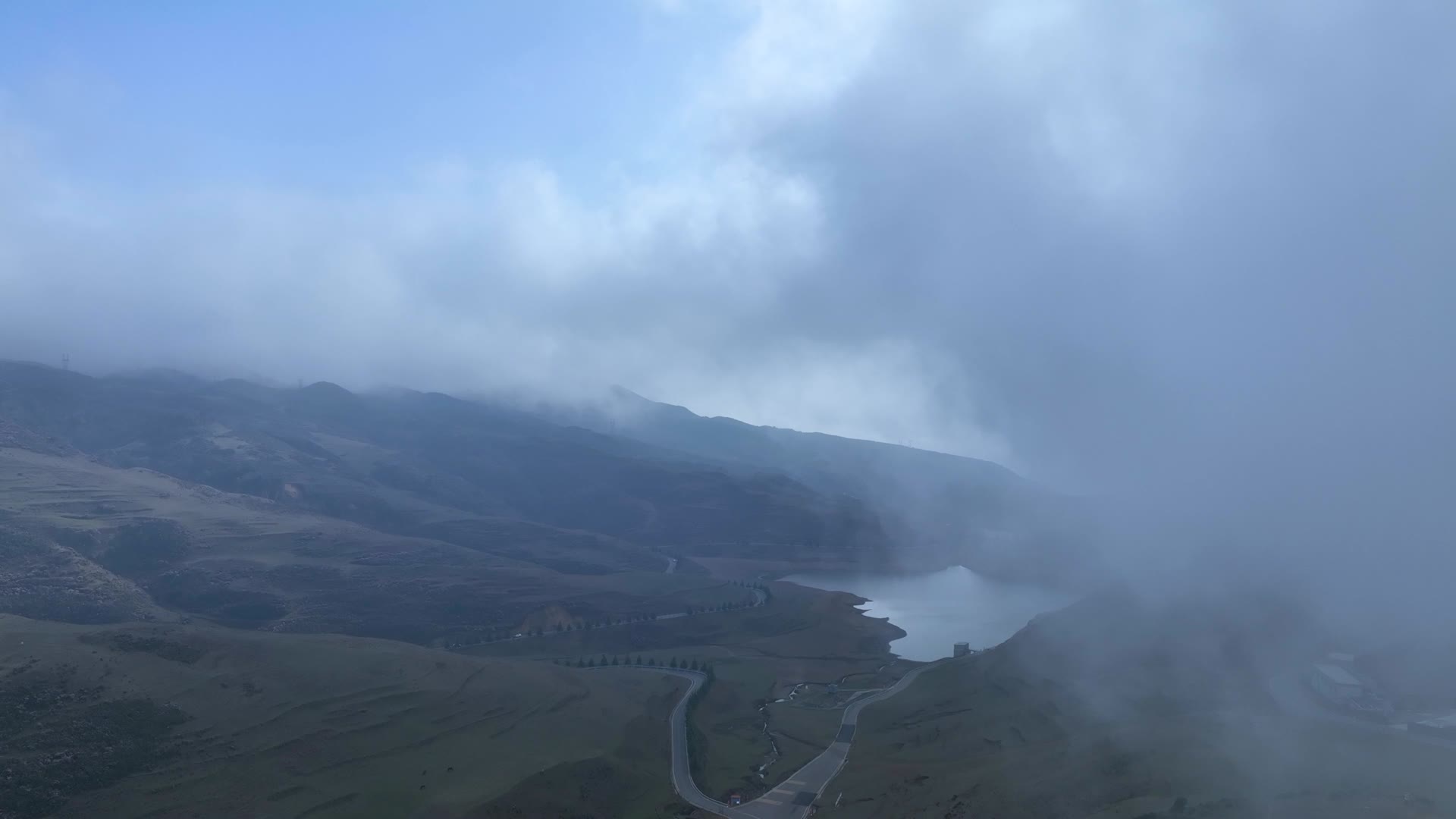 4K航拍乌蒙大草原风车视频的预览图