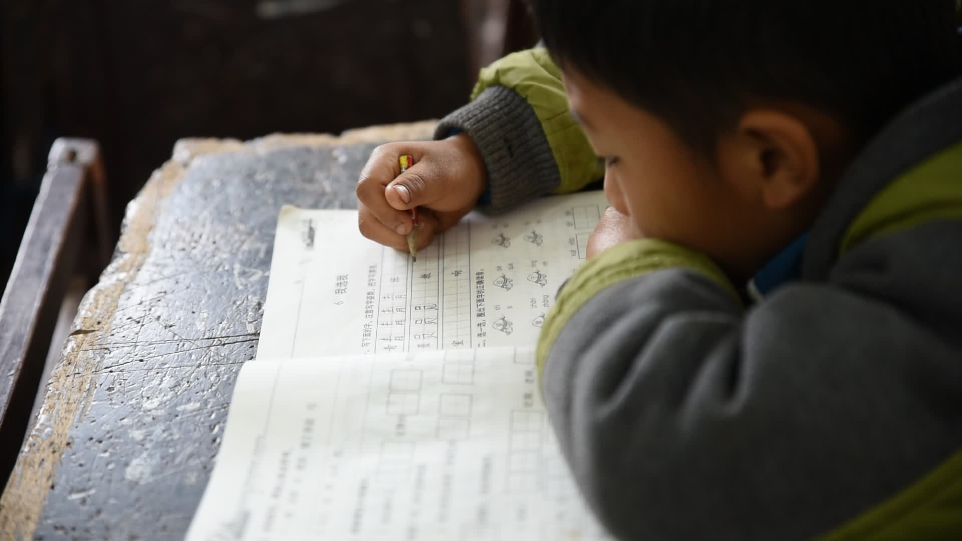 贫困儿童铅笔头写字视频的预览图