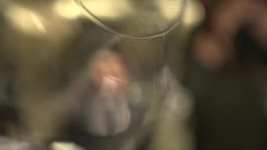酒会红酒杯镜头光晕意境转场视频的预览图