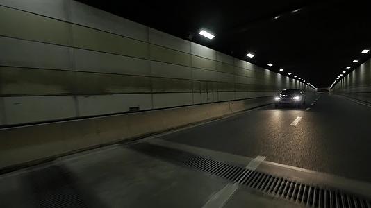 隧道行驶的豪车视频的预览图