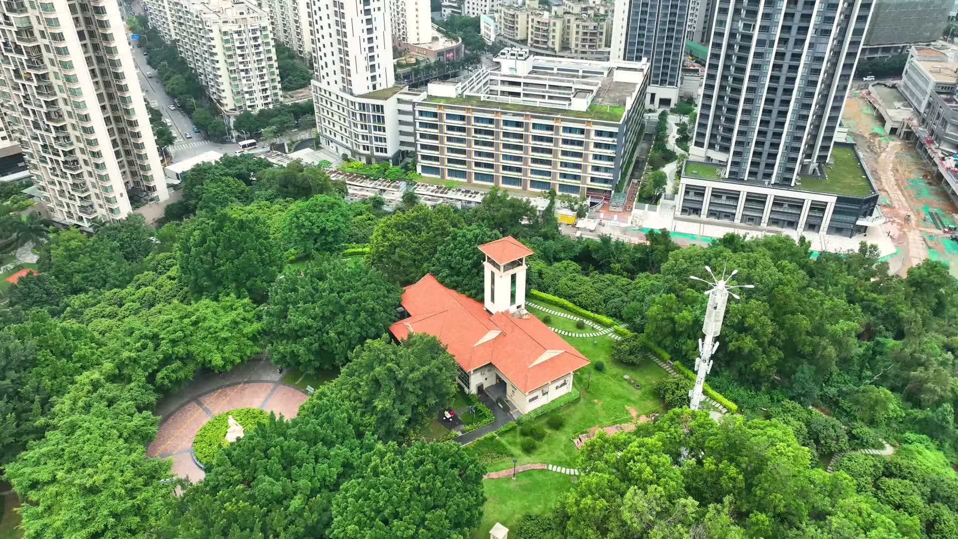 航拍深圳信义荔山公园一角视频的预览图