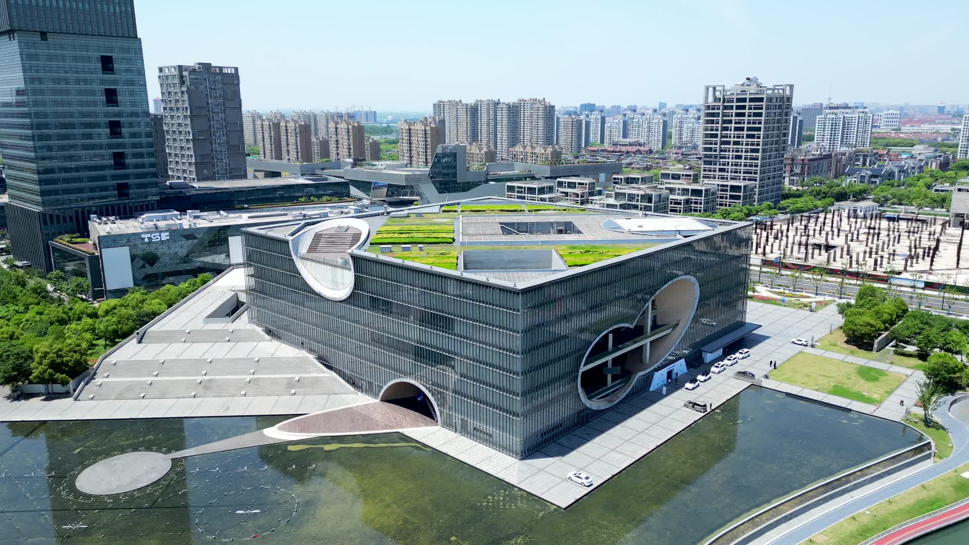 上海嘉定保利大剧院建筑航拍4K60帧视频的预览图