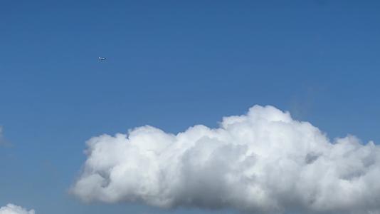 飞机穿过白云视频的预览图