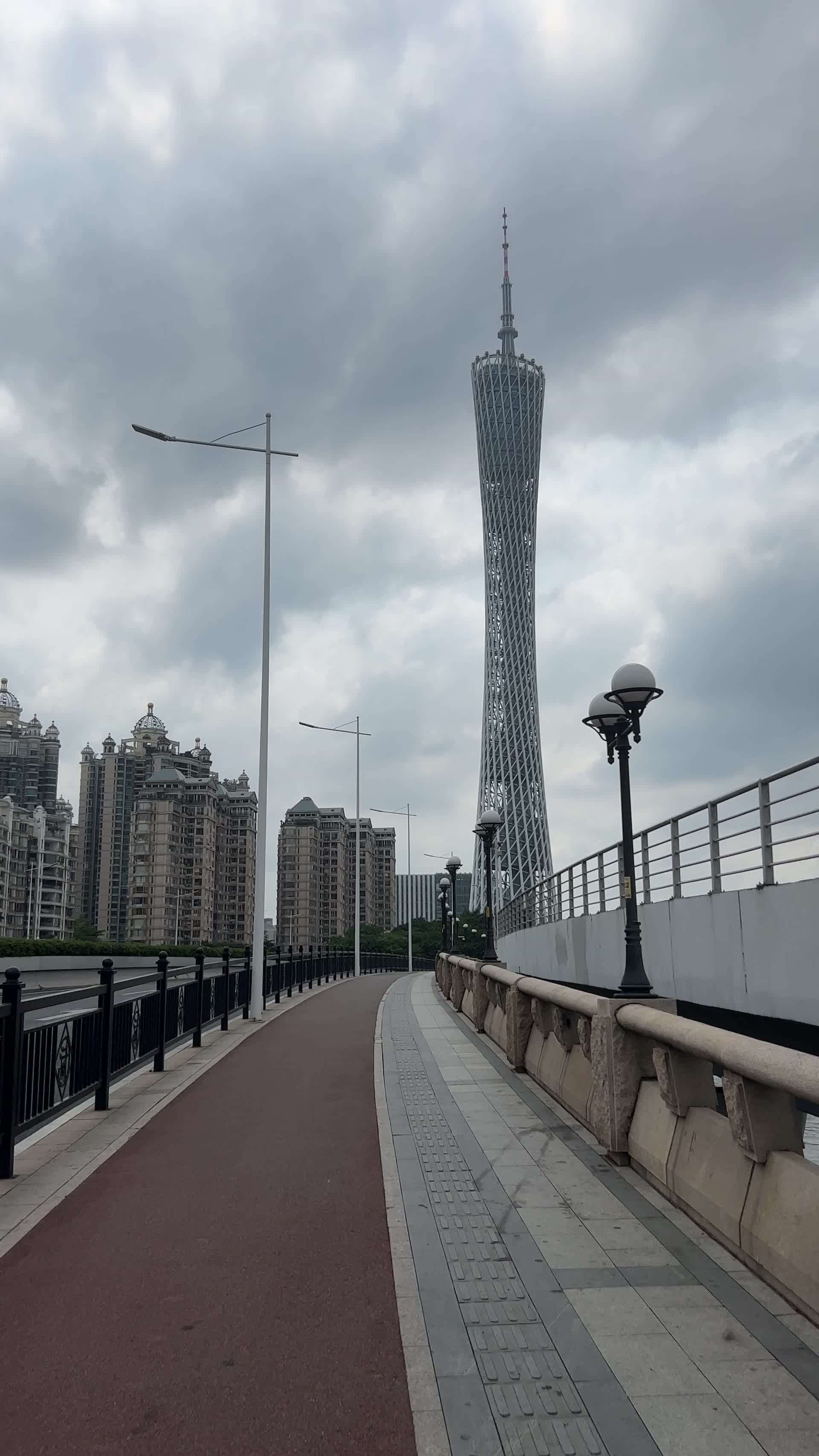 广州珠江边走路竖拍视频的预览图