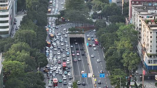 广州大道中长焦航拍塞车视频的预览图