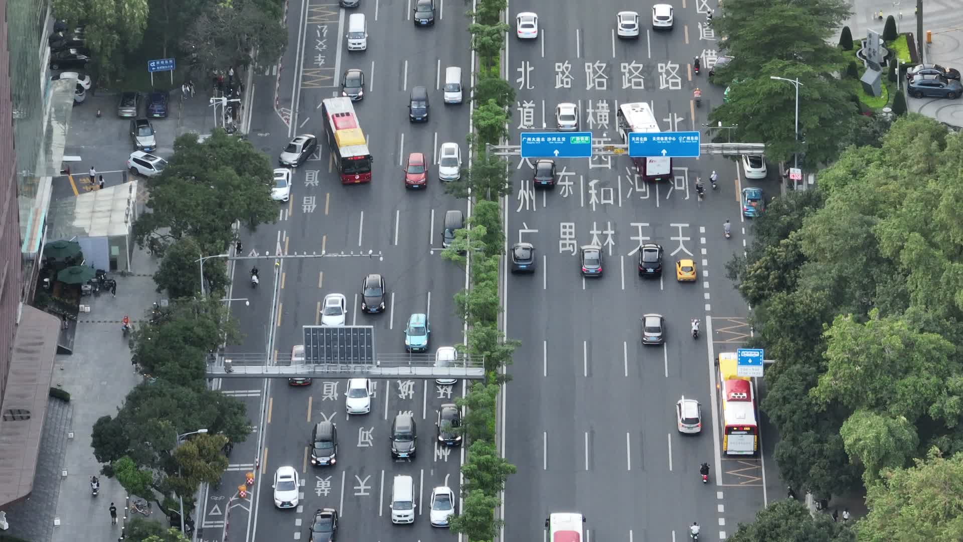 广州大道中长焦航拍塞车视频的预览图