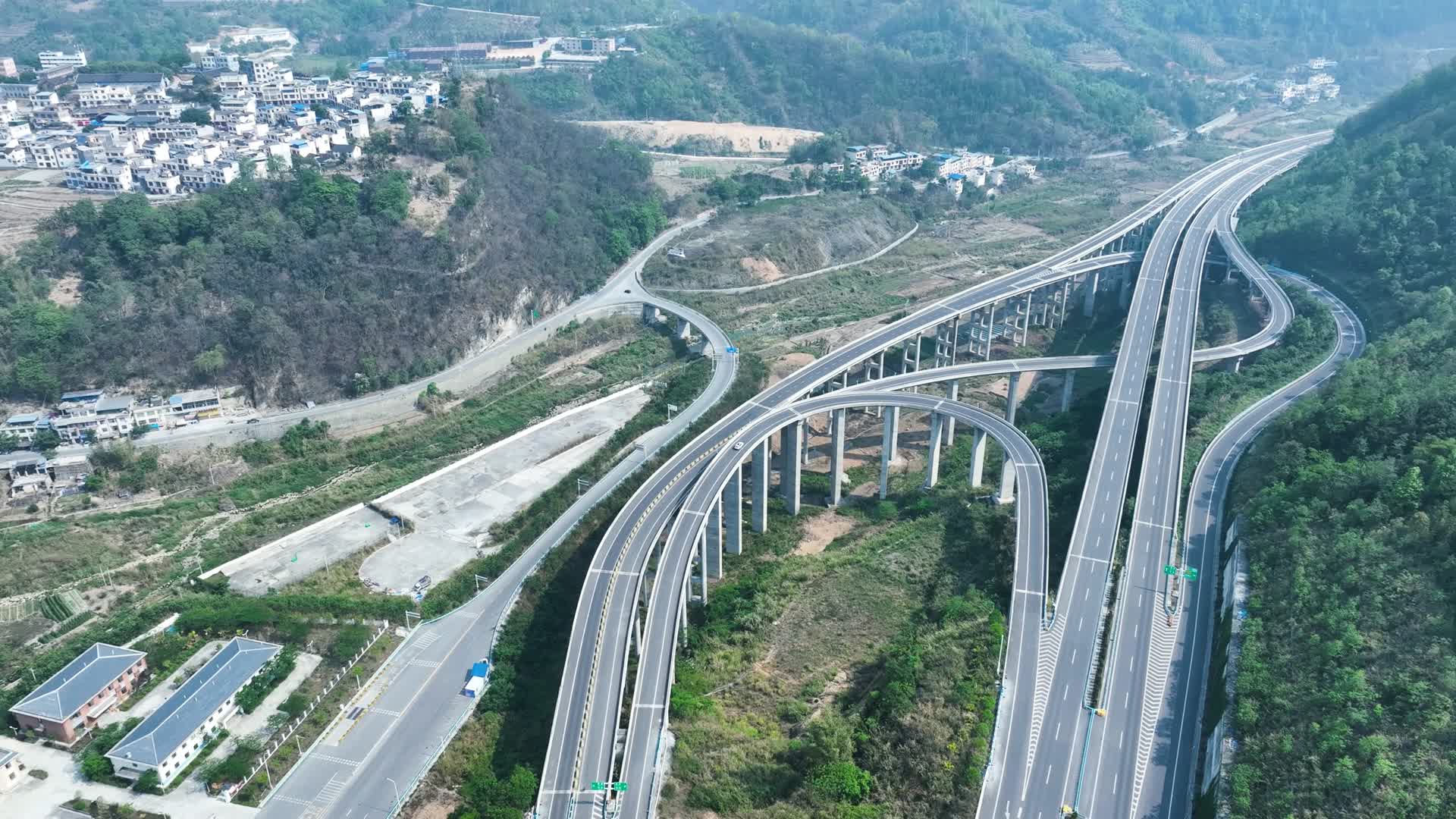 4K航拍贵州高速路全景风光视频的预览图