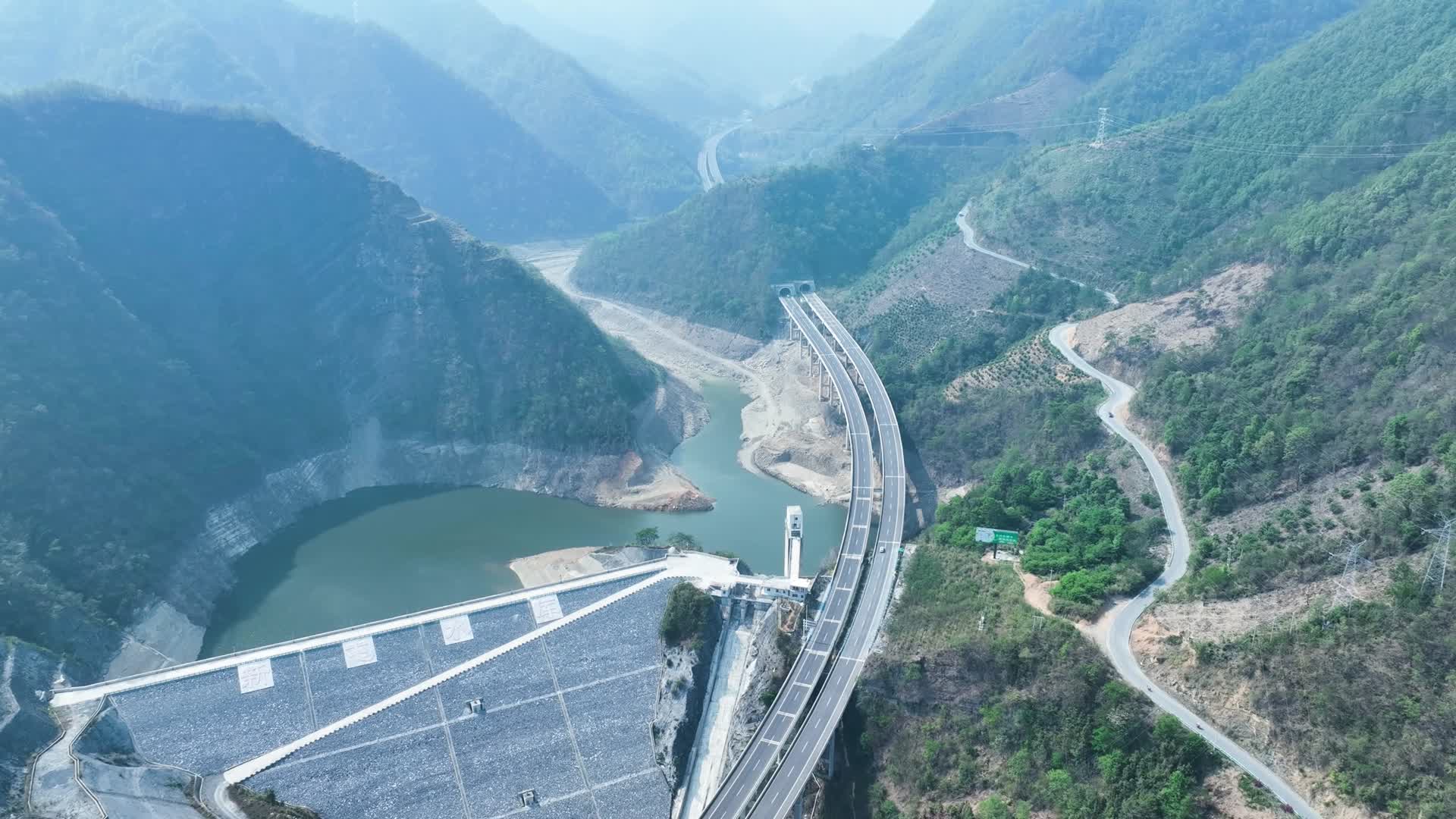 4K航拍贵州高速公路全景视频的预览图