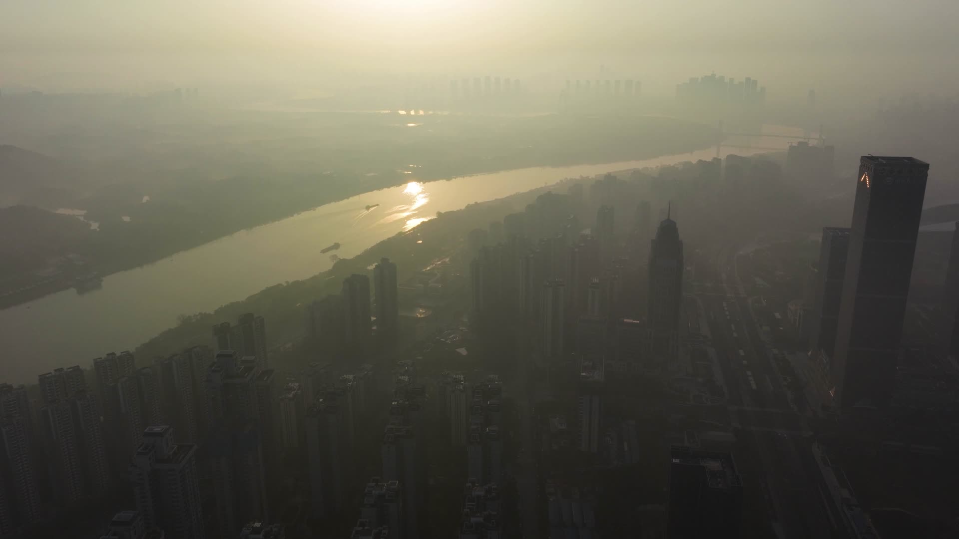 4K高清航拍夕阳下的南宁视频的预览图