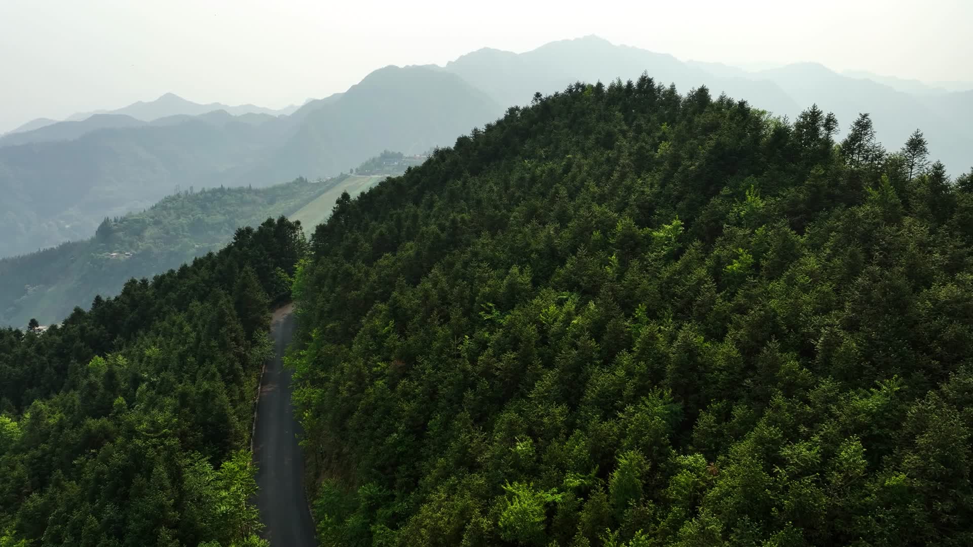 贵州万重山茶园沿途公路美景视频的预览图