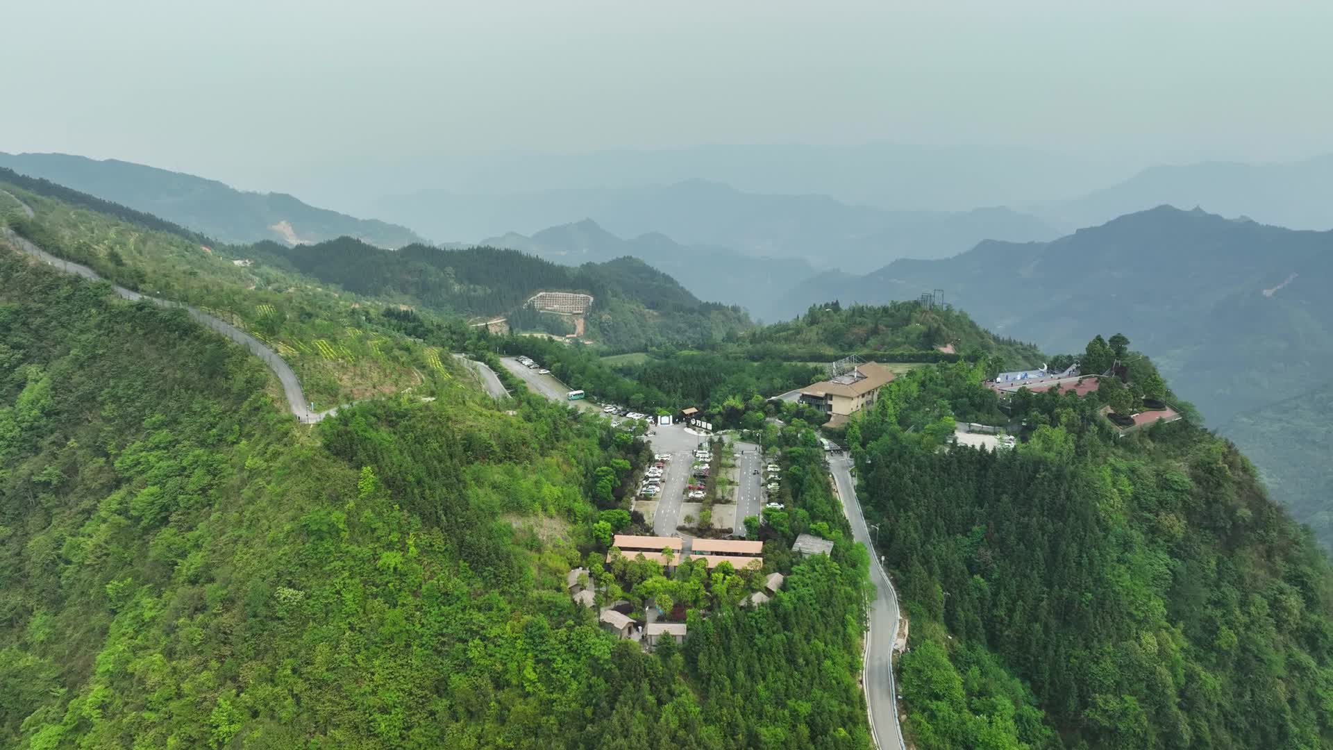 航拍贵州公路风景视频的预览图