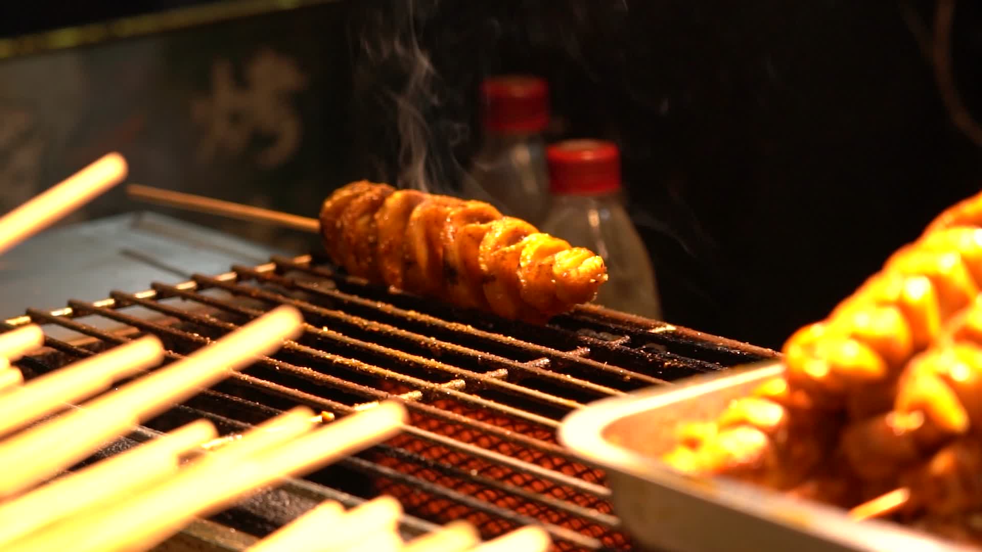 夏天烧烤烤串制作过程实拍视频视频的预览图
