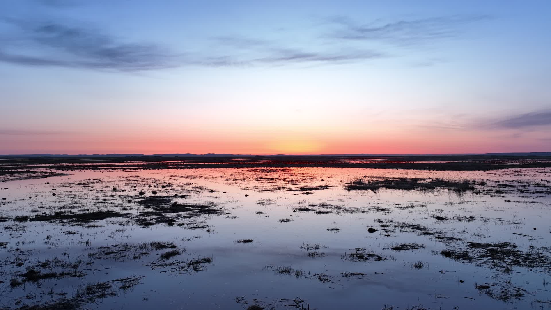 航拍草原晨曦静谧湿地沼泽地水天一色视频的预览图
