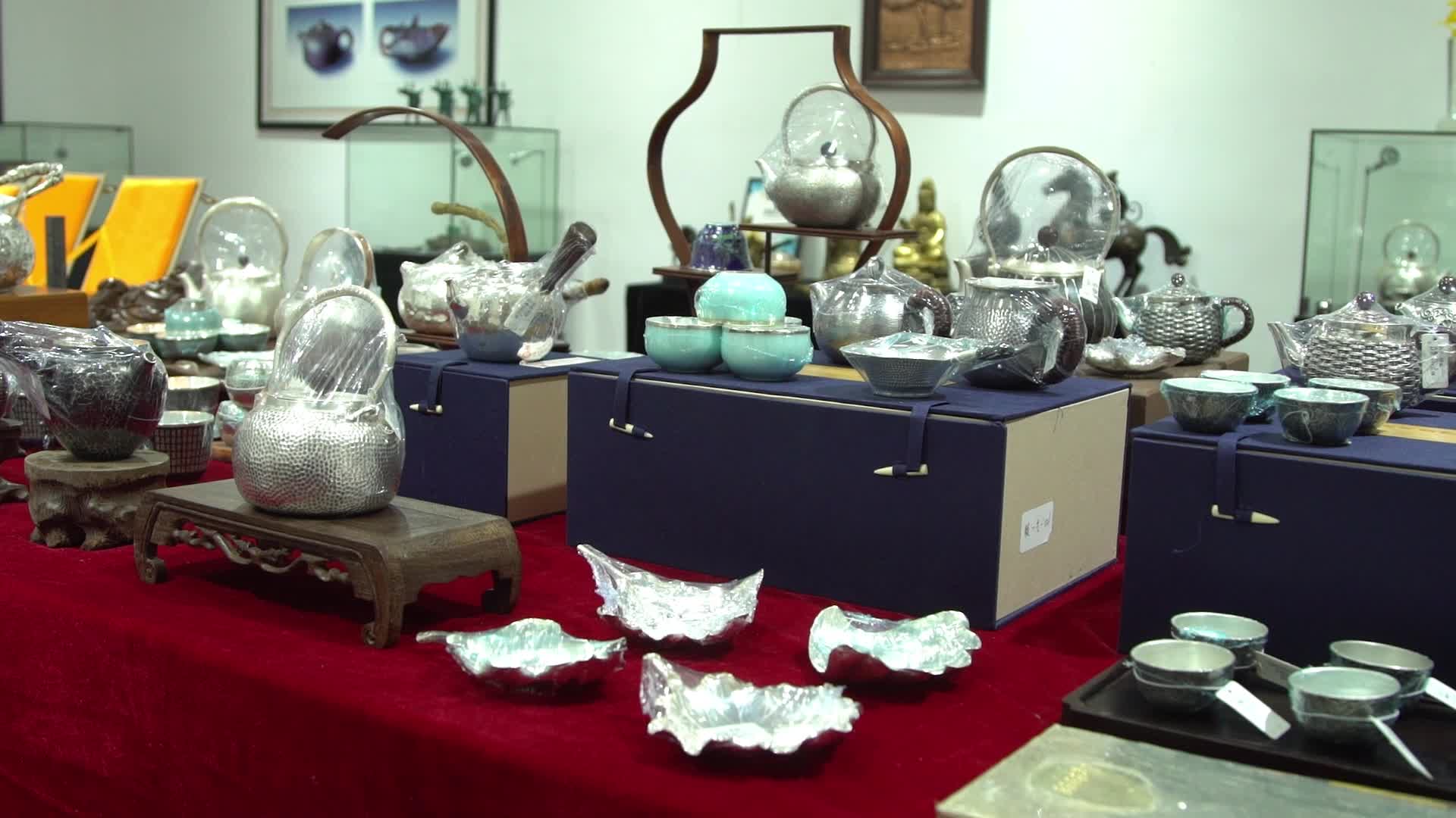 德兴银博物馆各类银制品视频的预览图