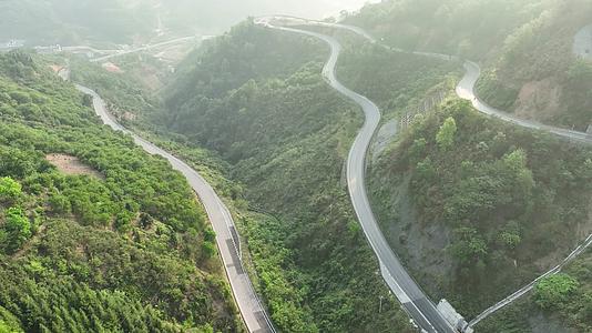 4K航拍贵州弯弯曲曲公路风景之美视频的预览图