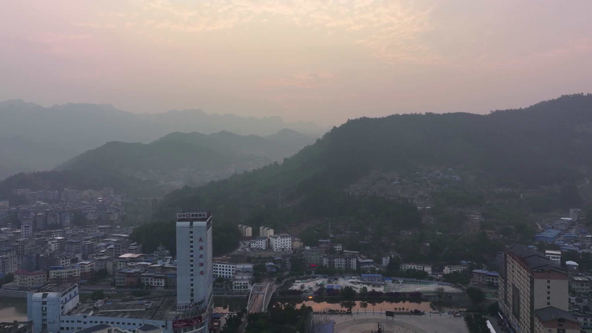 4K延时航拍贵州望谟县唯美日出风景视频的预览图