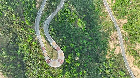 4K垂直航拍贵州弯曲公路风景视频的预览图