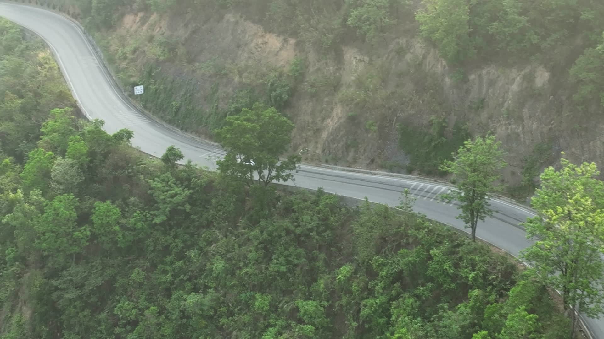 4K航拍贵州曲折蜿蜒的公路美景视频的预览图