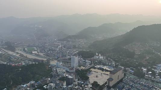 4K航拍贵州望谟县城市清晨美景视频的预览图