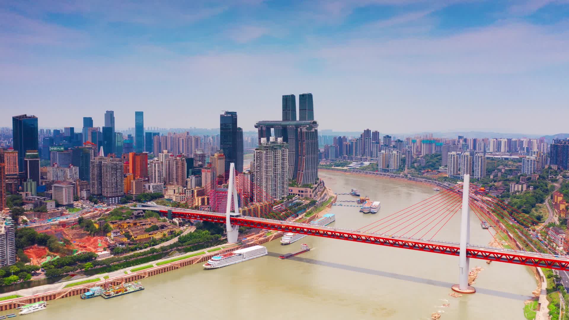 4k航拍重庆城市风光东水门大桥渝中日落来福士视频的预览图