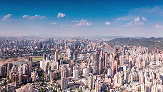 4K航拍重庆南岸区全景城市南坪蓝天白云视频的预览图