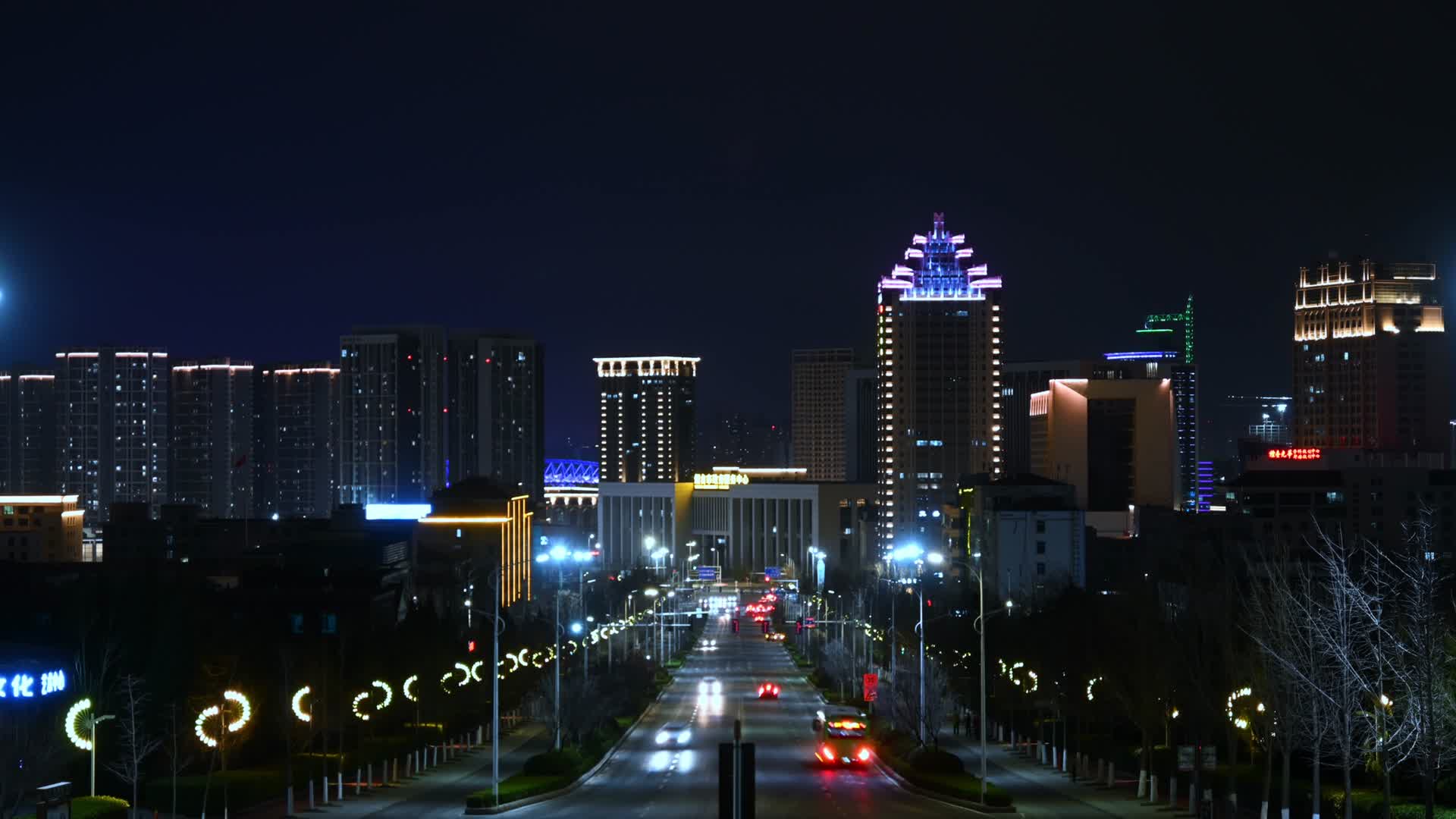 山东烟台城市夜景车流延时摄影视频的预览图