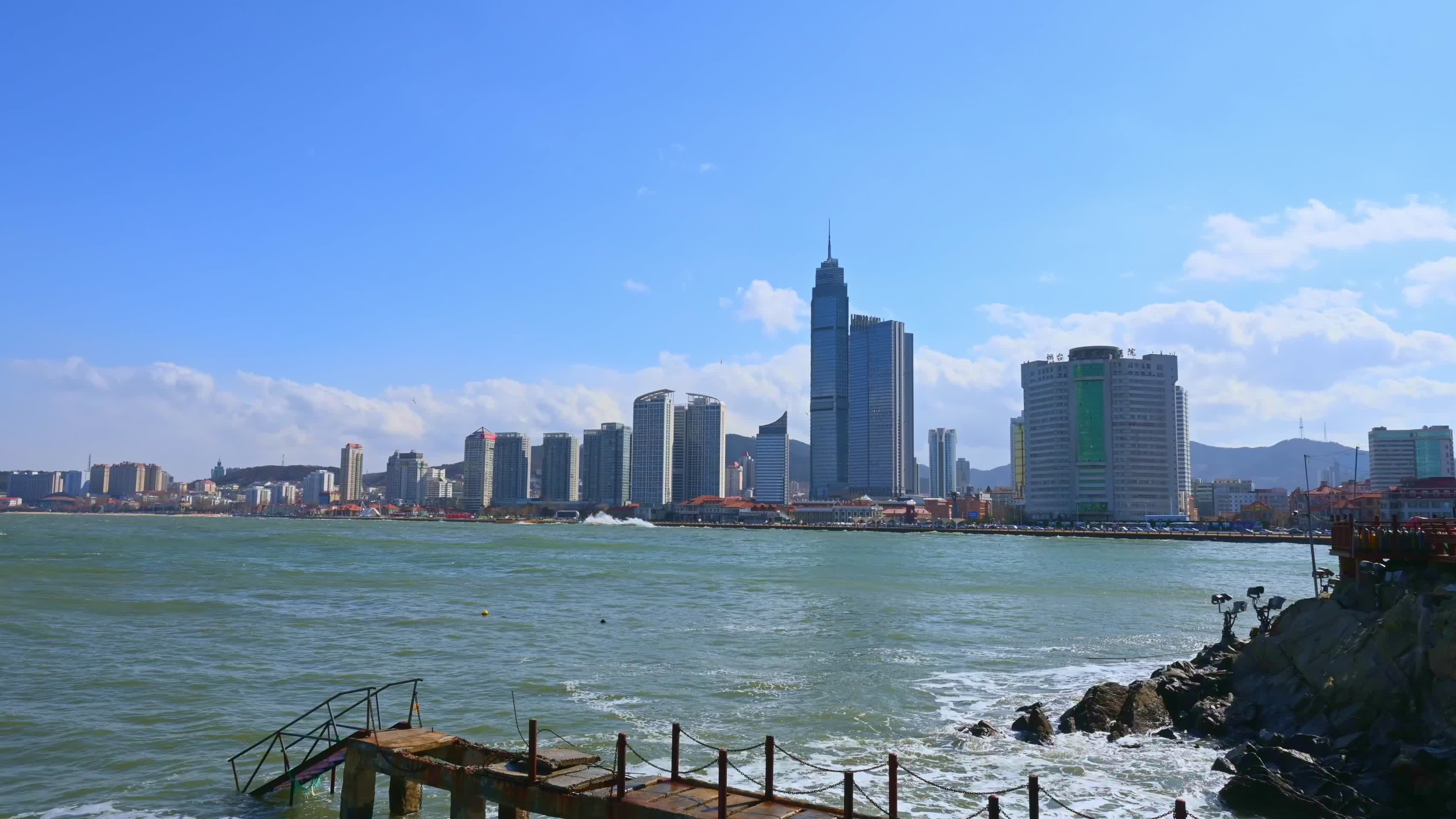 山东烟台海岸线建筑群蓝天白云城市风光延时视频的预览图