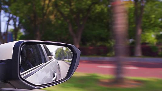 开车手持方向盘车内镜头行驶中车内镜视频的预览图