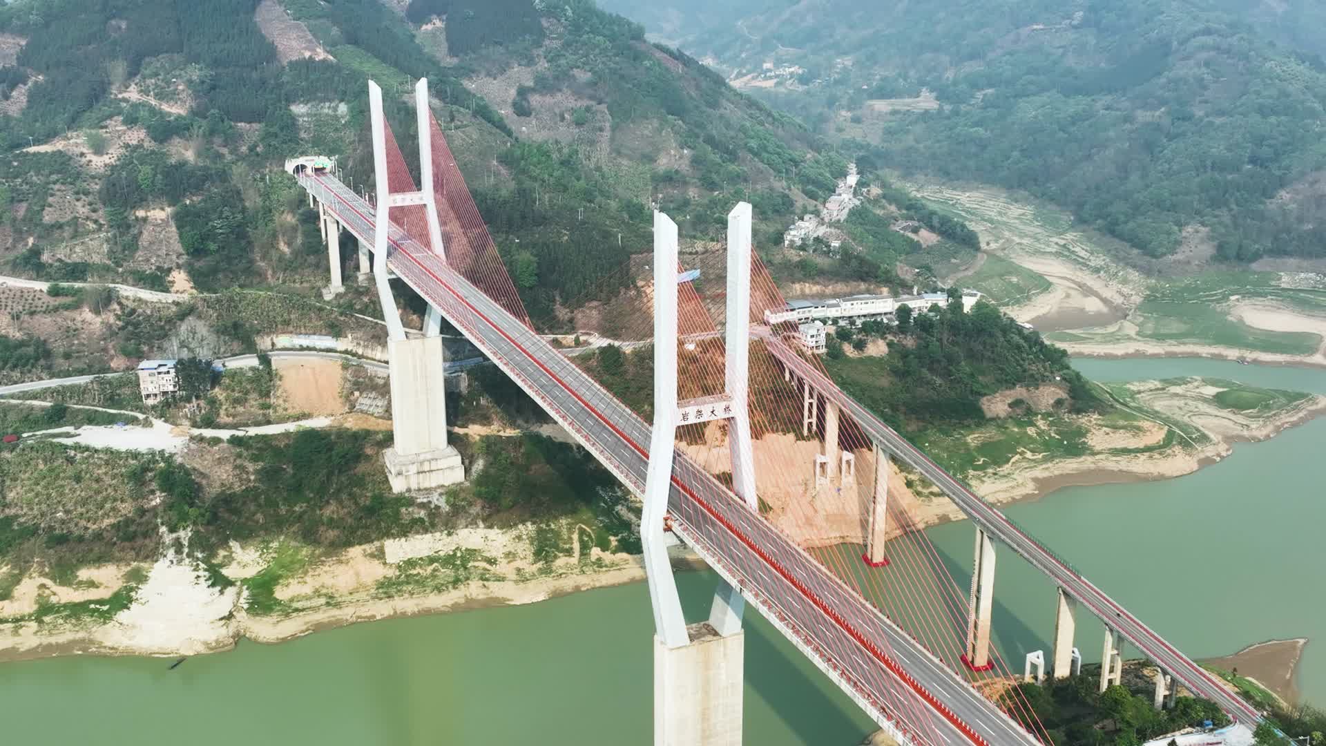 4K航拍贵州岩架大桥风景视频的预览图