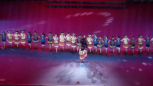贵州民族夜间舞台表演视频的预览图