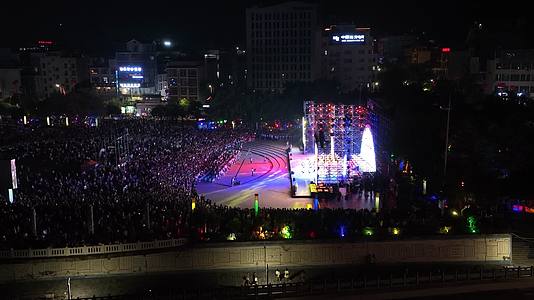 航拍贵州夜间舞台表演视频的预览图